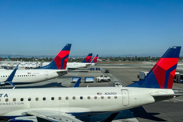 Read more about the article How to earn Delta SkyMiles: From using the right credit card to shopping
