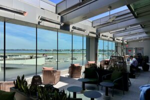 Read more about the article Delta debuts stunning Sky Club expansion in LaGuardia, adds Sky Deck to its largest club yet